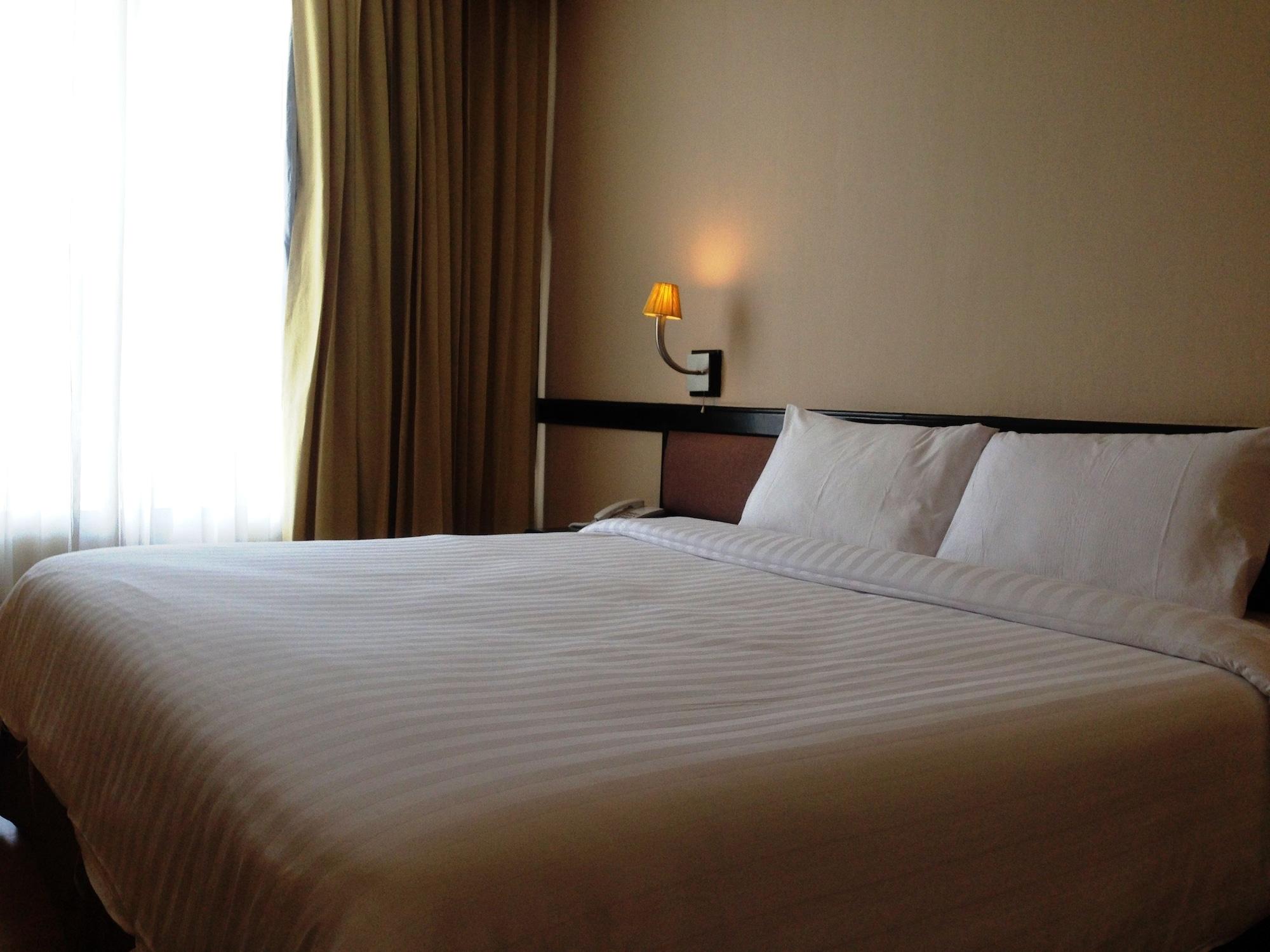 The City Hotel Sriracha By Bbh Japan Si Racha Bagian luar foto