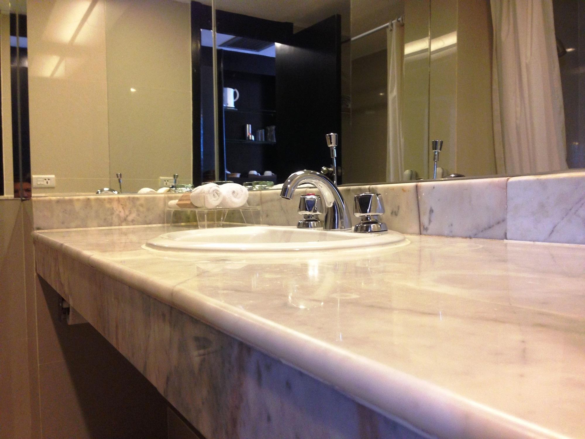 The City Hotel Sriracha By Bbh Japan Si Racha Bagian luar foto