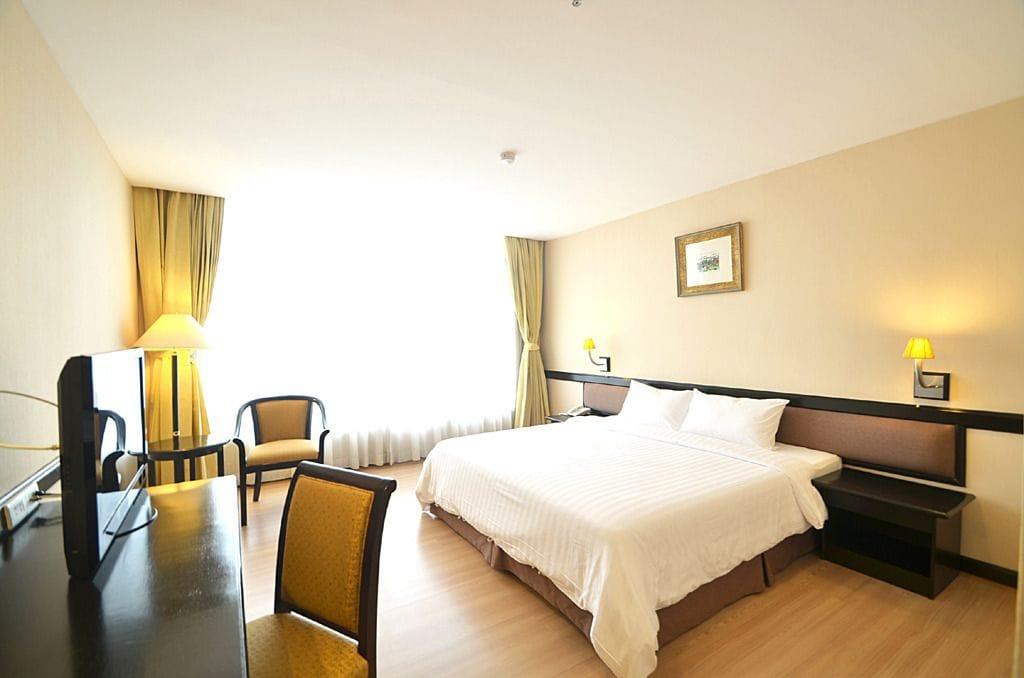 The City Hotel Sriracha By Bbh Japan Si Racha Bagian luar foto