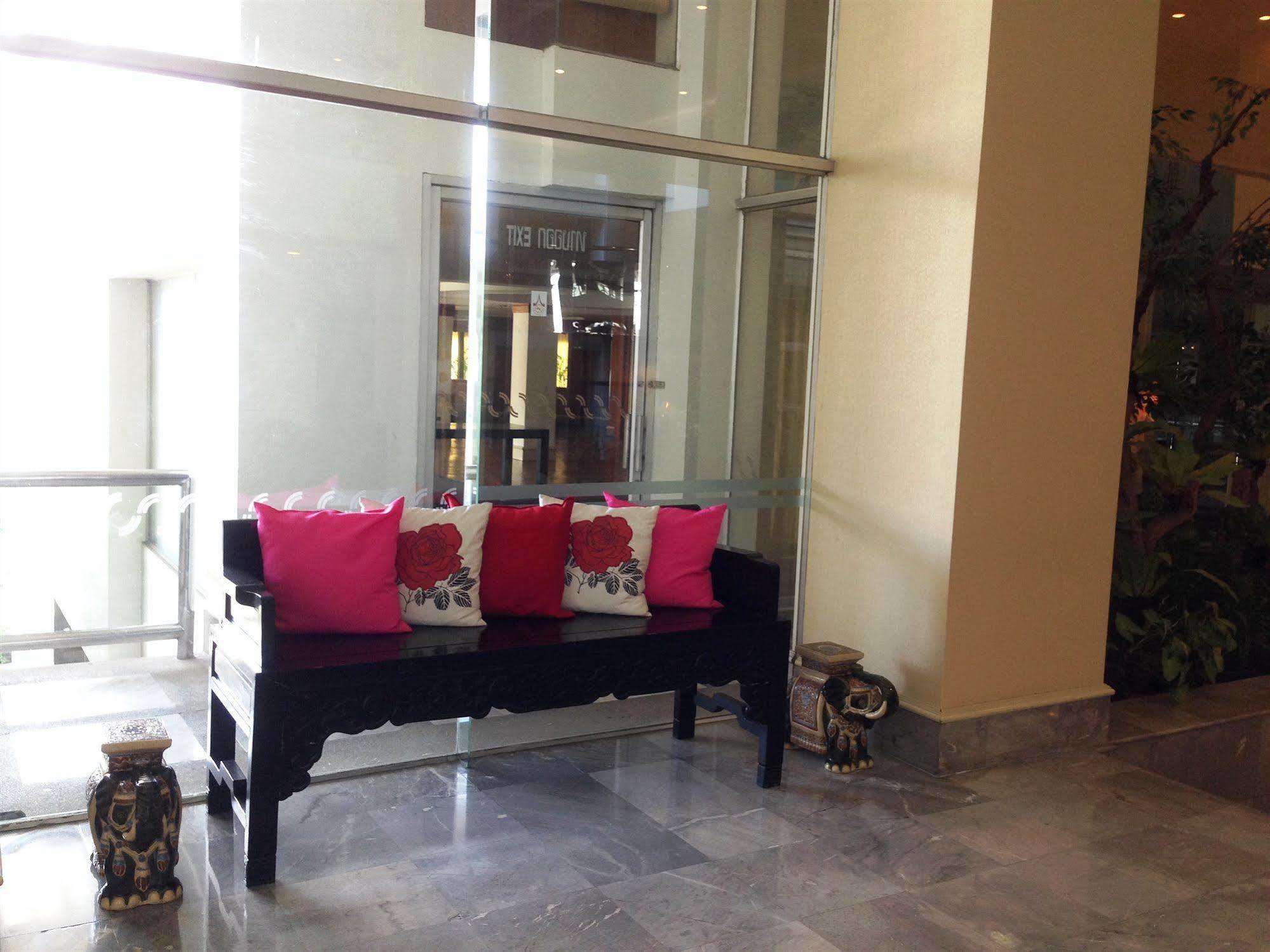 The City Hotel Sriracha By Bbh Japan Si Racha Bagian luar foto