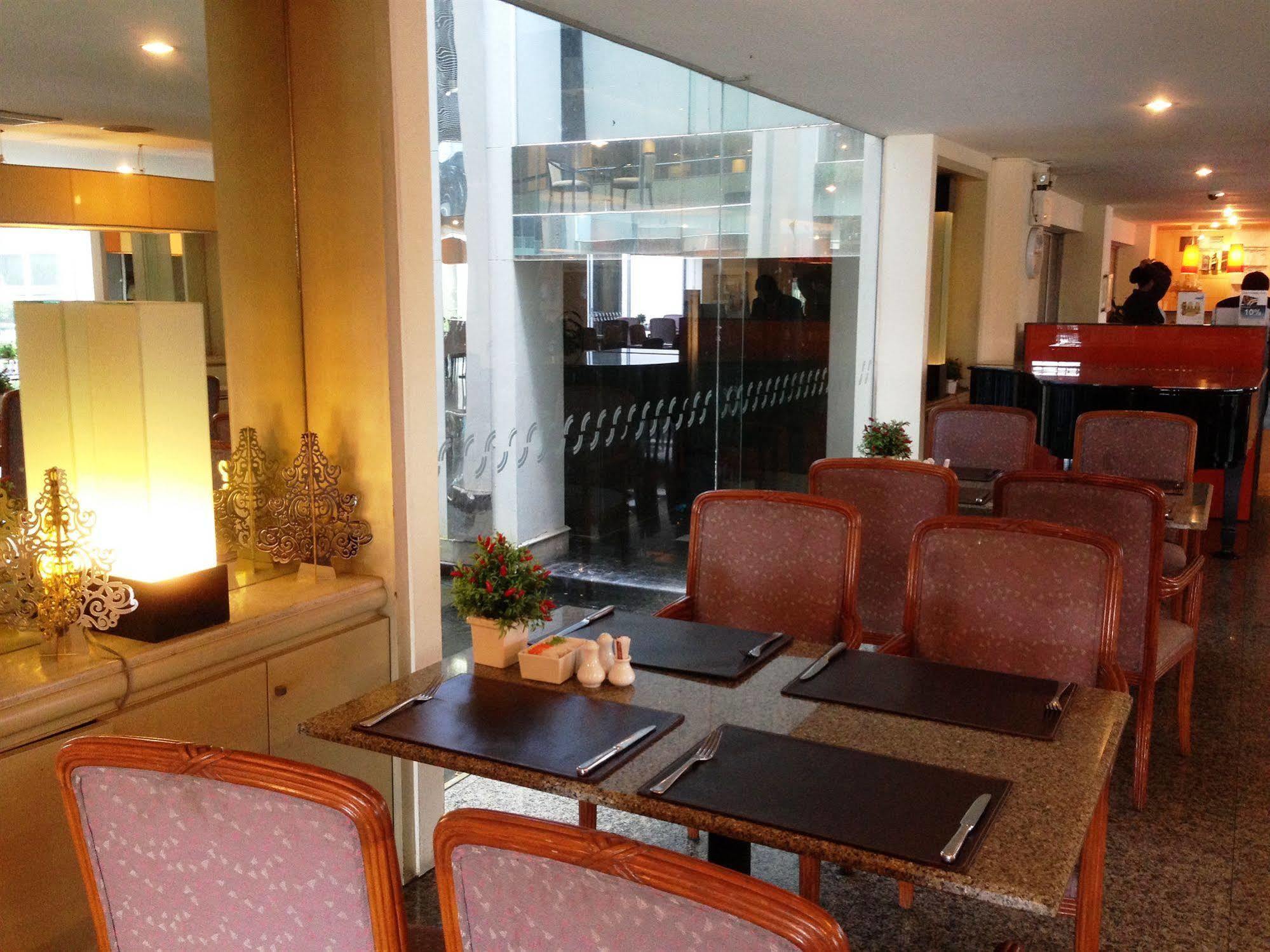 The City Hotel Sriracha By Bbh Japan Si Racha Bagian luar foto