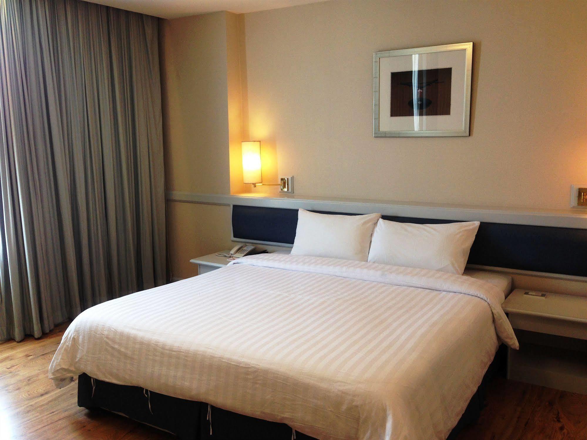 The City Hotel Sriracha By Bbh Japan Si Racha Bagian luar foto
